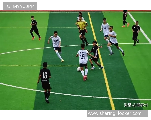 昔日足球明星重返赛场再展风采引发球迷热议与期待 昔日足球明星重返赛场再展风采引发球迷热议与期待